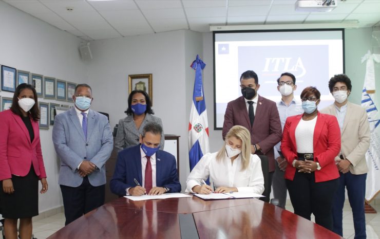 Kimberly Taveras Duarte firma el acuerdo con Omar Méndez.
