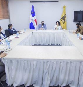 Patricia Lorenzo y Samir Chami Isa acompañados de Ramón Urbáez, Claudio Ferreira.  Danny Reyes y Emily Féliz Matos de la JCE, junto a Enilda Ortiz, Elisa Abreu y Elvin Mendoza del TSE . 