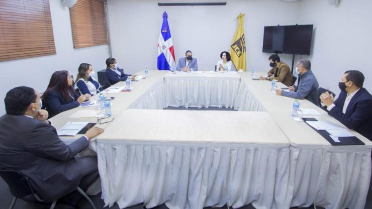 Patricia Lorenzo y Samir Chami Isa acompañados de Ramón Urbáez, Claudio Ferreira.  Danny Reyes y Emily Féliz Matos de la JCE, junto a Enilda Ortiz, Elisa Abreu y Elvin Mendoza del TSE . 