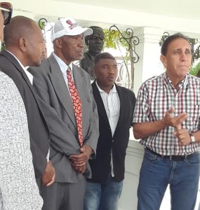 Fernando González y el doctor Antonio Cruz Jiminián en el homenaje al doctor Peña Gómez en su tumba. Figuran membros de Movipeña.
